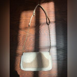 An adorable fluffy cross body bag, fit for your Fall and Winter wardrobe!